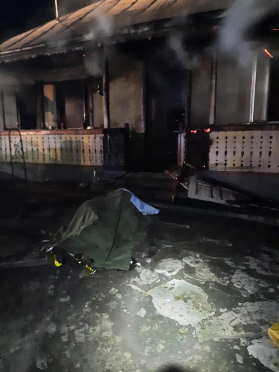 Bărbat de 51 de ani, găsit mort, carbonizat, în casa care i-a luat foc