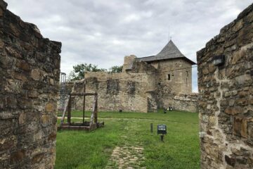 Turiștii sunt îndemnați să viziteze Cetatea de Scaun a Sucevei și Muzeul Satului Bucovinean, care vor fi deschise și luni