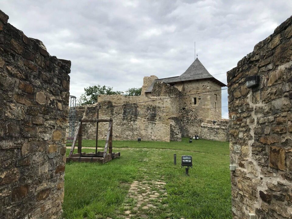 Turiștii sunt îndemnați să viziteze Cetatea de Scaun a Sucevei și Muzeul Satului Bucovinean, care vor fi deschise și luni