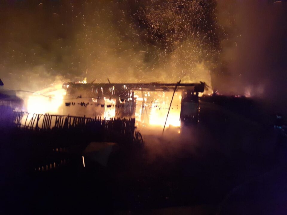 Construcțiile grupate din lemn au dus la propagarea imediată a incendiului