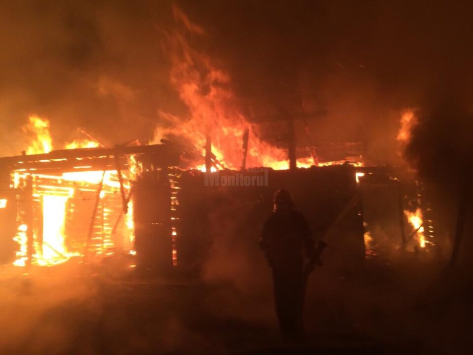 Construcțiile grupate din lemn au dus la propagarea imediată a incendiului