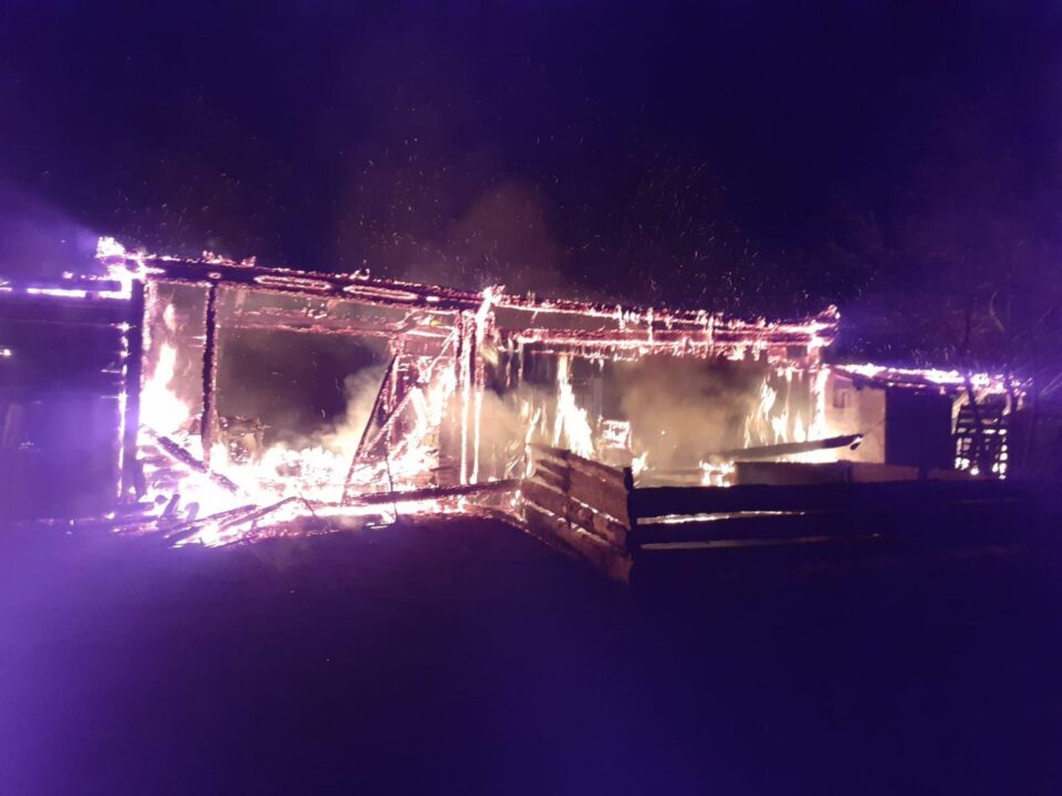 Construcțiile grupate din lemn au dus la propagarea imediată a incendiului