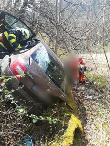 O șoferiță care a adormit la volan s-a răsturnat într-o râpă și risca să se înece în apele râului Bistrița