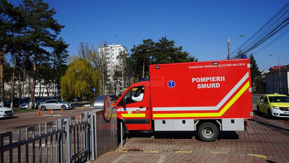 Cadrele medicale SAJ au predat victima echipajului SMURD TIM, care a transportat-o la Unitatea de Primiri Urgențe Suceava Cadrele medicale SAJ au predat victima echipajului SMURD TIM, care a transportat-o la Unitatea de Primiri Urgențe Suceava
