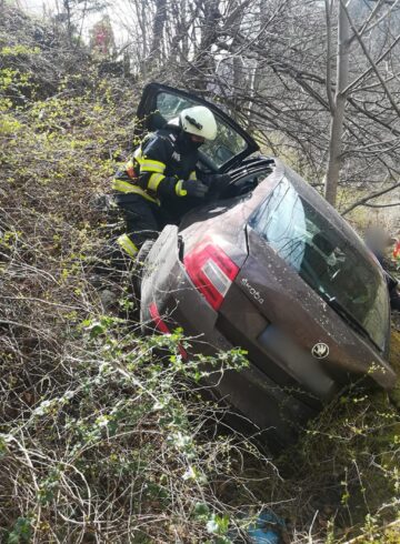 O șoferiță care a adormit la volan s-a răsturnat într-o râpă și risca să se înece în apele râului Bistrița