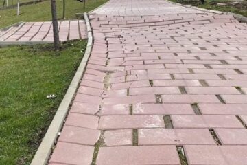 Trotuar afectat de alunecarea de teren