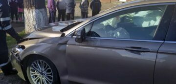Impact violent între două mașini, în după-amiaza primei zile de Paște