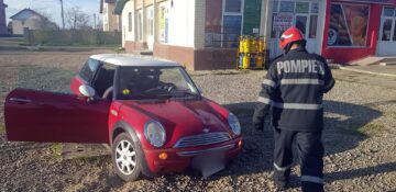 Impact violent între două mașini, în după-amiaza primei zile de Paște