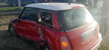 Impact violent între două mașini, în după-amiaza primei zile de Paște