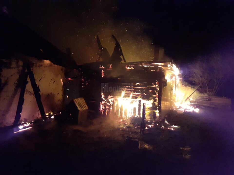 Toate construcțiile dintr-o gospodărie, mistuite de un incendiu devastator