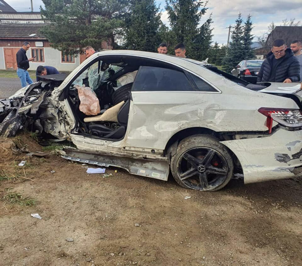 Beat la volan, a scăpat cu viață după ce și-a făcut „praf” mașina de un gard