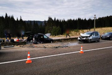 Cele două mașini implicate în accidentul din dimineața zilei de 1 Mai