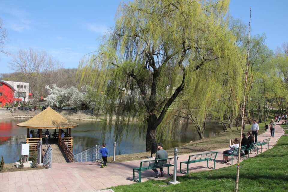 Pavilionul cultural inaingurat in aprilie 2018 a fost scos din apă, urmând să fie montat mai sus
