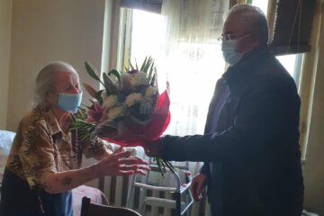 La fel ca anii anteriori, primarul Sucevei, Ion Lungu, a vizitat-o acasă pe Lucea Bohatereț, oferindu-i un tort, flori și șampanie