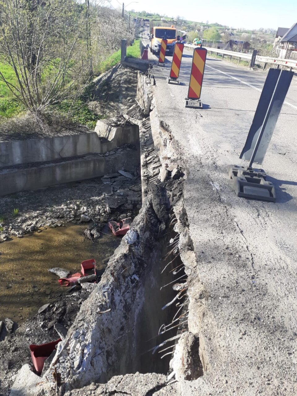 Mâna curentă a podului s-a părbușit