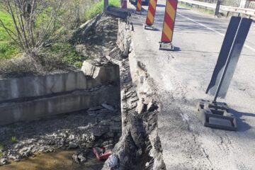 Mâna curentă a podului s-a părbușit