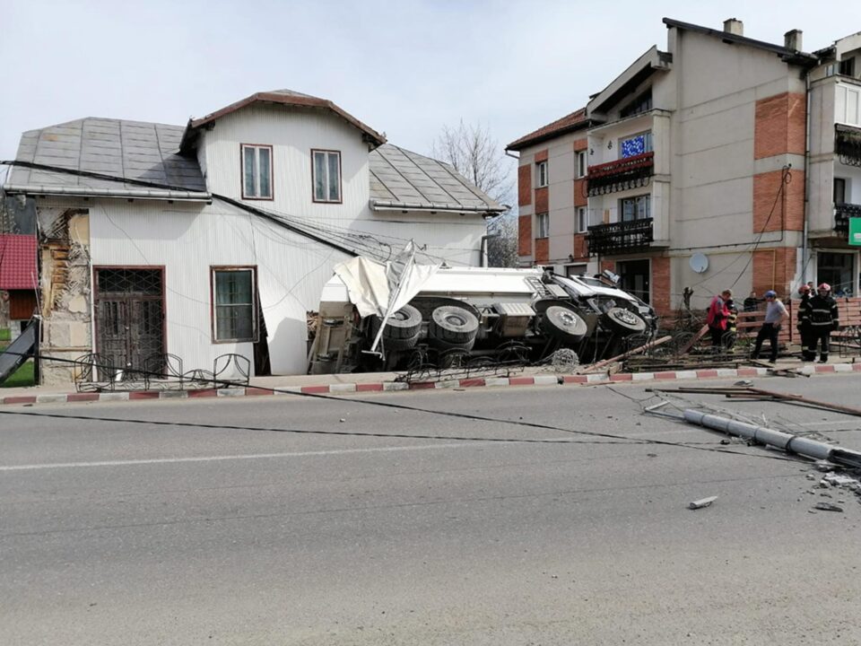 O autobasculantă a intrat într-o casă după ce șoferului i s-a făcut rău