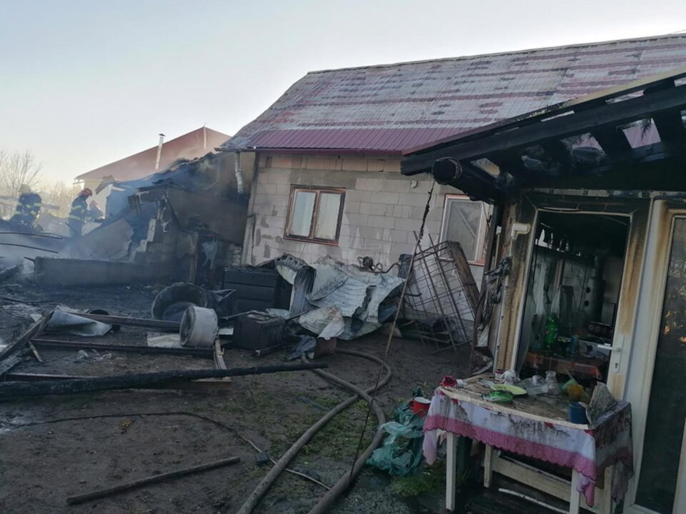 O gospodărie din Frătăuții Vechi s-a făcut scrum în urma unui incendiu devastator