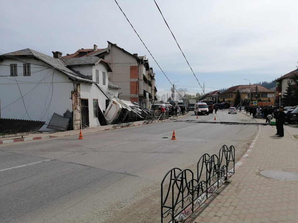 Autobasculanta a intrat pe contrasens, a acroșat un stâlp pe care l-a pus la pământ, a distrus un gard și s-a oprit în peretele unei case