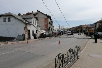 Autobasculanta a intrat pe contrasens, a acroșat un stâlp pe care l-a pus la pământ, a distrus un gard și s-a oprit în peretele unei case