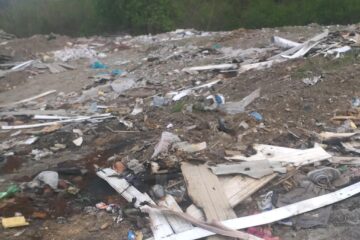 Primăria Dornești a fost amendată cu 15.000 de lei pentru gunoaiele aruncate în mai multe zone ale comunei