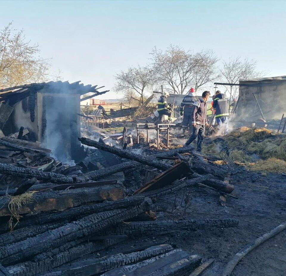 O gospodărie din Frătăuții Vechi s-a făcut scrum în urma unui incendiu devastator