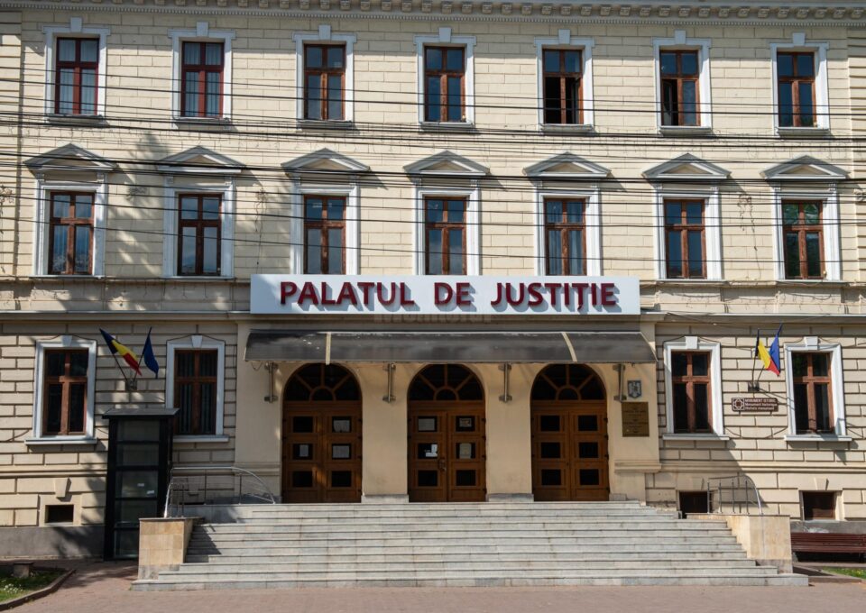 Doi tineri care au lovit un bărbat cu parul în cap, condamnați de Judecătoria Suceava Doi tineri care au lovit un bărbat cu parul în cap, condamnați de Judecătoria Suceava