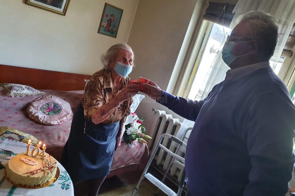 La fel ca anii anteriori, primarul Sucevei, Ion Lungu, a vizitat-o acasă pe Lucea Bohatereț, oferindu-i un tort, flori și șampanie
