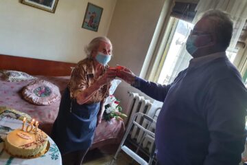 La fel ca anii anteriori, primarul Sucevei, Ion Lungu, a vizitat-o acasă pe Lucea Bohatereț, oferindu-i un tort, flori și șampanie