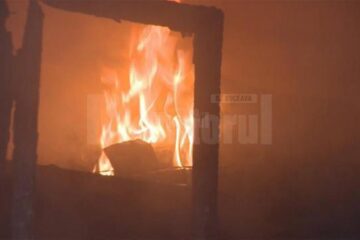 Cabană de lemn plină cu echipamente sportive de iarnă, mistuită de flăcări, la Mălini