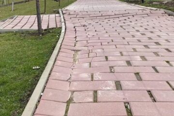 Trotuar afectat de alunecarea de teren