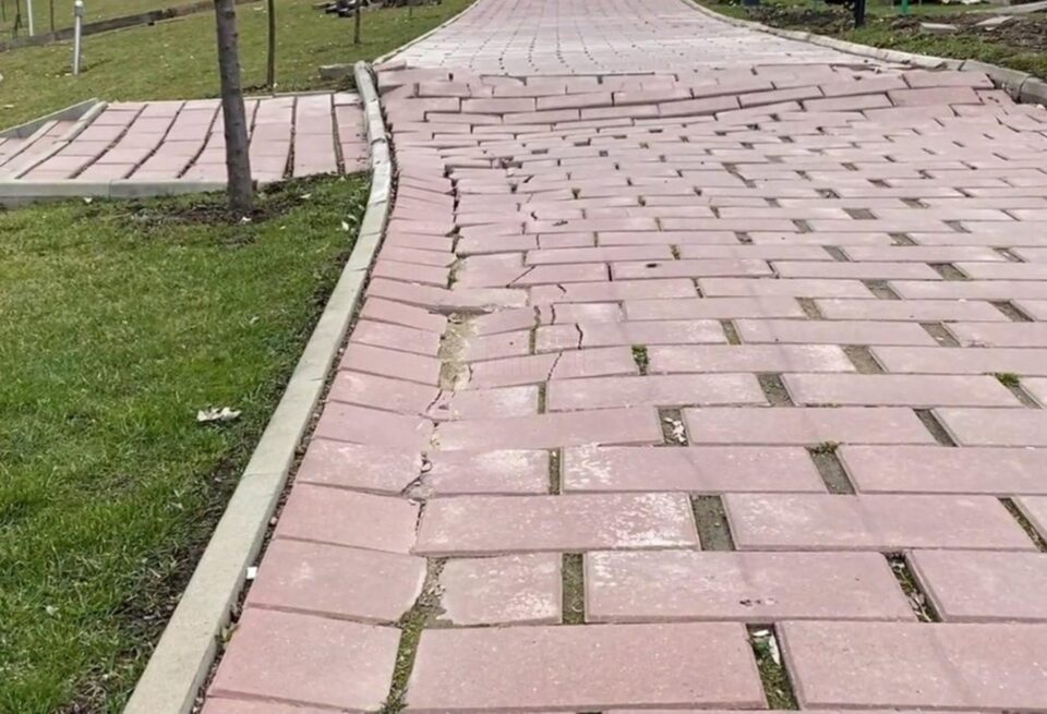 Trotuar afectat de alunecarea de teren