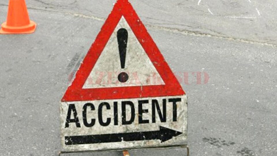 Băut și fără permis, un bărbat a intrat cu mopedul într-o mașină care circula regulamentar Băut și fără permis, un bărbat a intrat cu mopedul într-o mașină care circula regulamentar