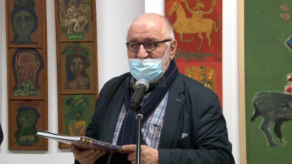 Curatorul expoziției, criticul de artă Oliv Mircea