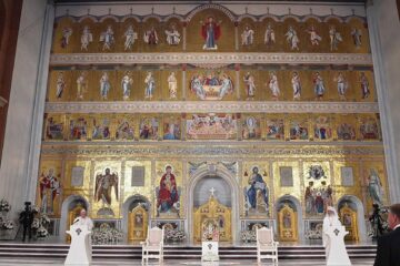 Catedrala Mântuirii Neamului deține cel mai mare iconostas ortodox