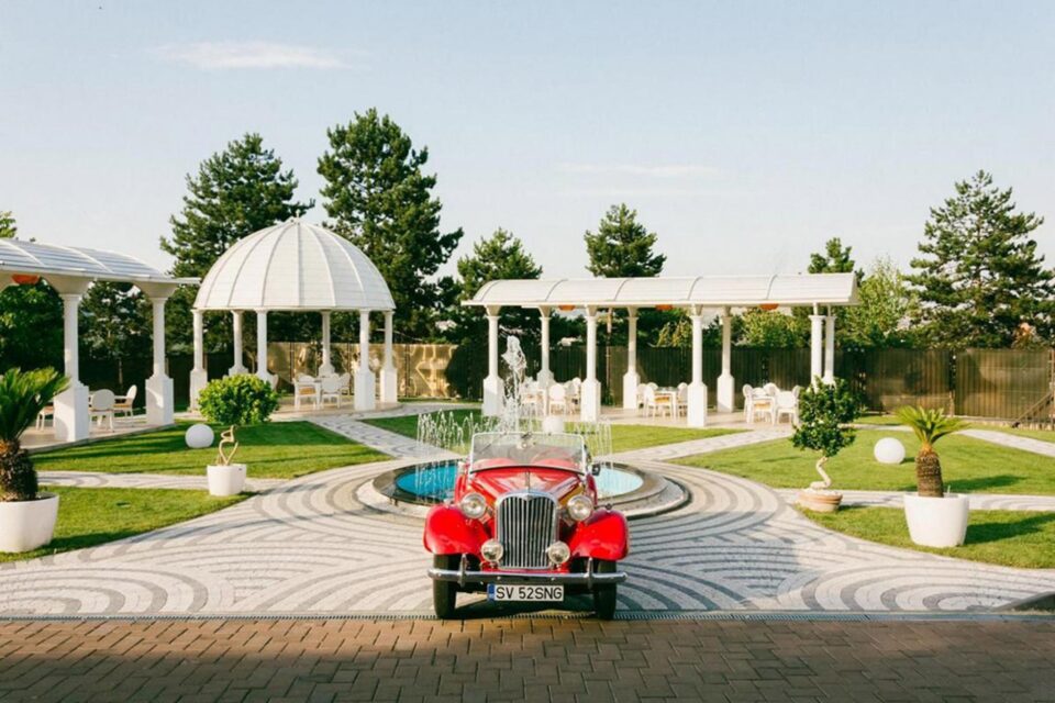 Expoziție auto cu peste 40 de modele retro și ateliere de creație pentru copii, la Iulius Mall Suceava