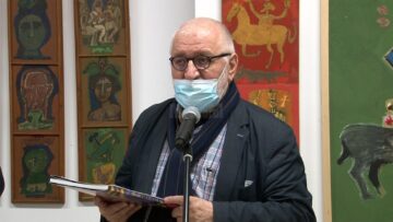 Curatorul expoziției, criticul de artă Oliv Mircea