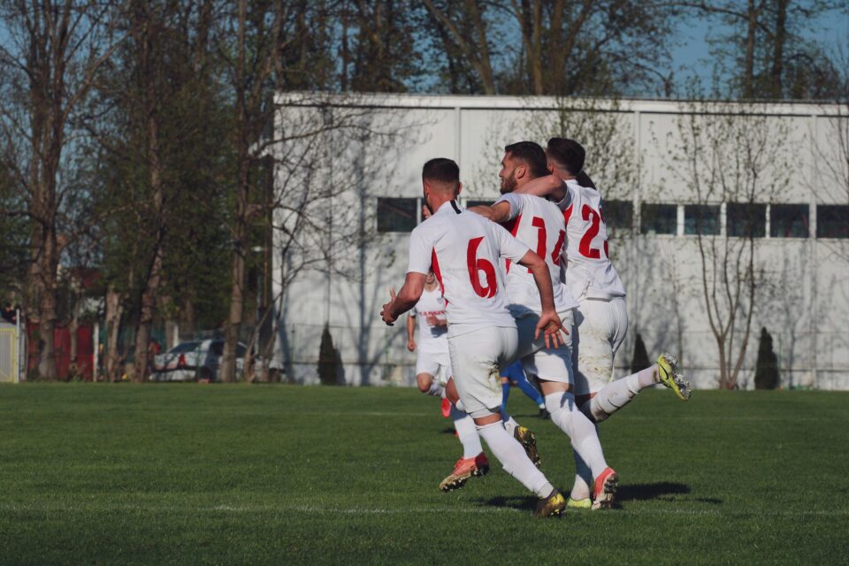 Florescu e felicitat de coechipieri după ce marcat în confruntarea cu Braila. Foto Cristian Plosceac