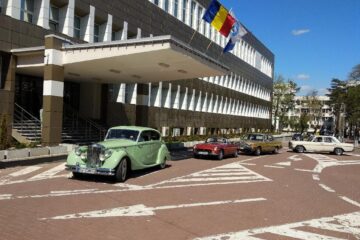 Detinatorii unor masini de epoca au ajuns la spital, in semn de omagiu adus personalului medical