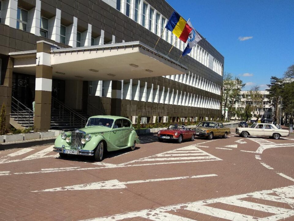 Detinatorii unor masini de epoca au ajuns la spital, in semn de omagiu adus personalului medical