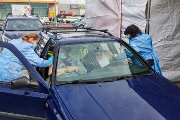 Prima zi de vaccinare in masina, in municipiul Suceava
