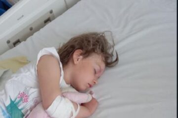 O fetiță în vârstă de 4 ani, din Boroaia, diagnosticată cu o tulburare neurologică rară, are nevoie de bani pentru tratament