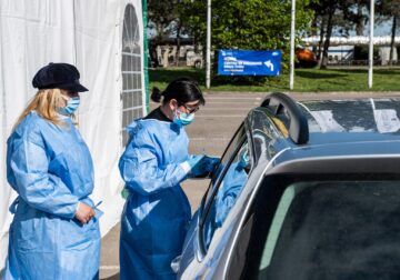 Ieri, câte o persoană la aproape 4 minute s-a vaccinat anti-Covid, la centrul drive-thru de la Shopping City Suceava