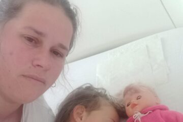 O fetiță în vârstă de 4 ani, din comuna Boroaia, diagnosticată cu o tulburare neurologică rară, are nevoie de bani pentru tratament