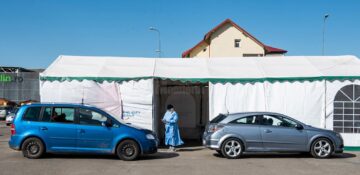 Ieri, câte o persoană la aproape 4 minute s-a vaccinat anti-Covid, la centrul drive-thru de la Shopping City Suceava