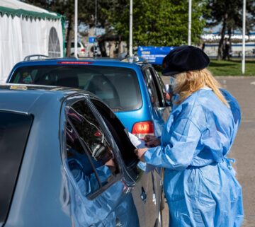 Ieri, câte o persoană la aproape 4 minute s-a vaccinat anti-Covid, la centrul drive-thru de la Shopping City Suceava