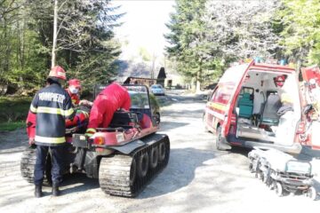 Bărbat rănit într-o zonă forestieră greu accesibilă, adus la ambulanță cu o autoșenilată
