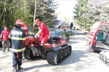 Bărbat rănit într-o zonă forestieră greu accesibilă, adus la ambulanță cu o autoșenilată
