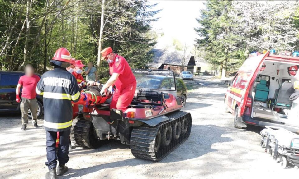 Bărbat rănit într-o zonă forestieră greu accesibilă, adus la ambulanță cu o autoșenilată Bărbat rănit într-o zonă forestieră greu accesibilă, adus la ambulanță cu o autoșenilată