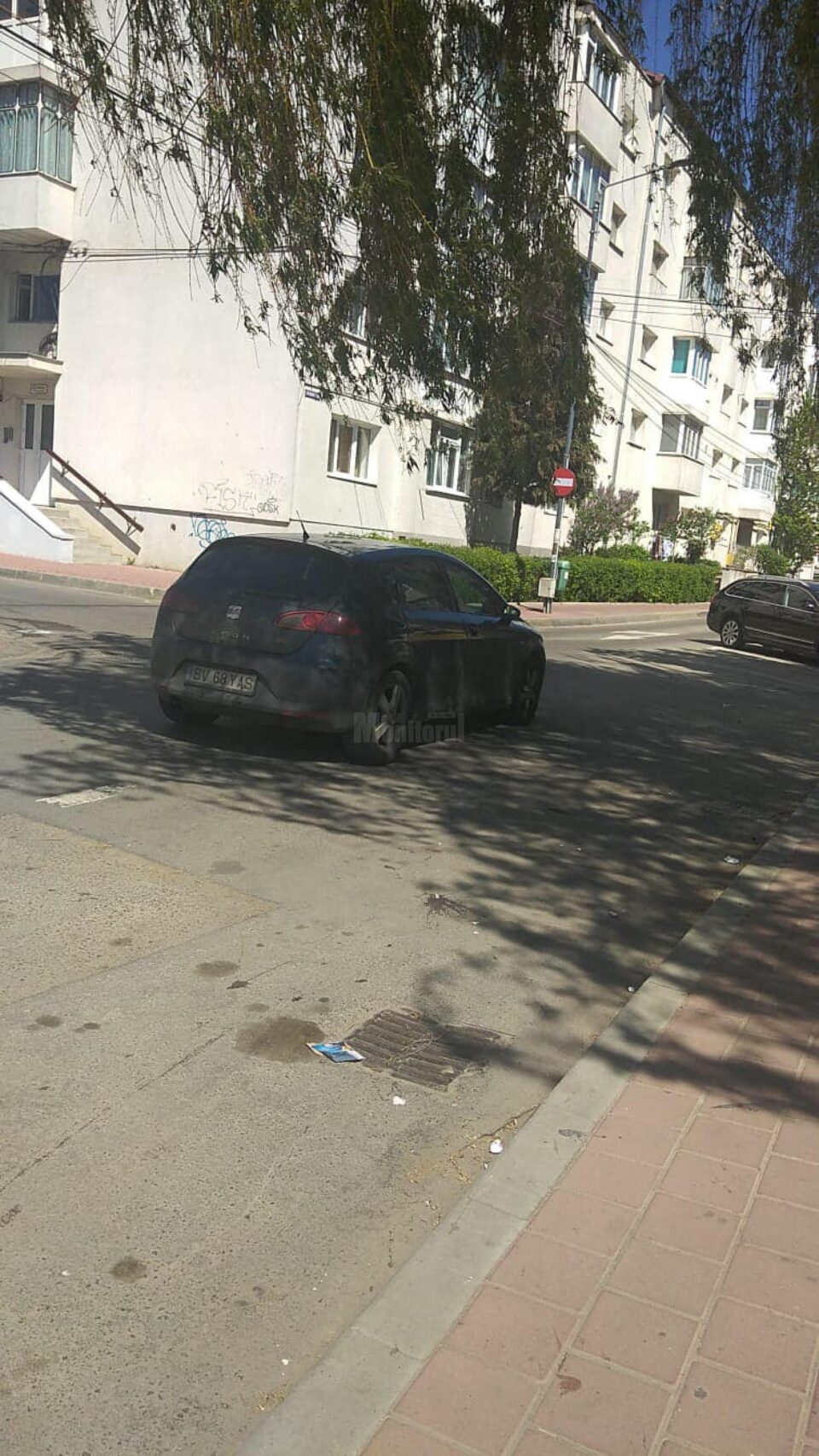 Poliția Locală a ridicat mașina unei femei, parcată în mijlocul străzii Grigore Ureche din Suceava